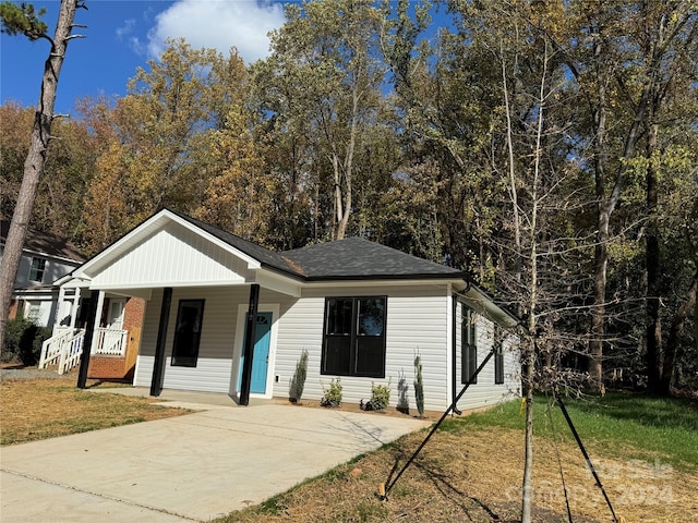 view of front facade featuring covered porch and a front yard