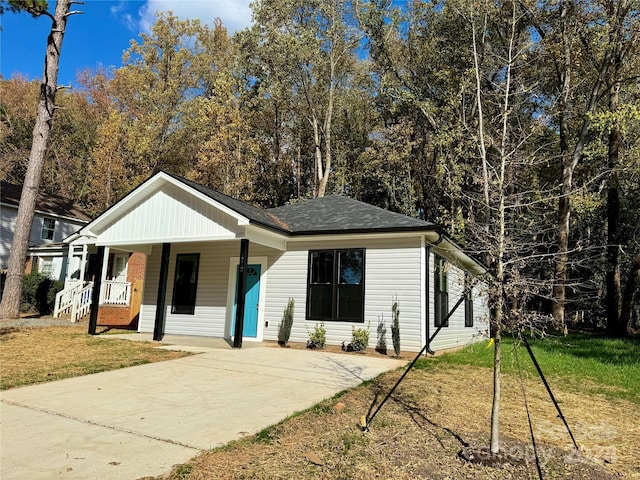 view of front of house with covered porch and a front yard