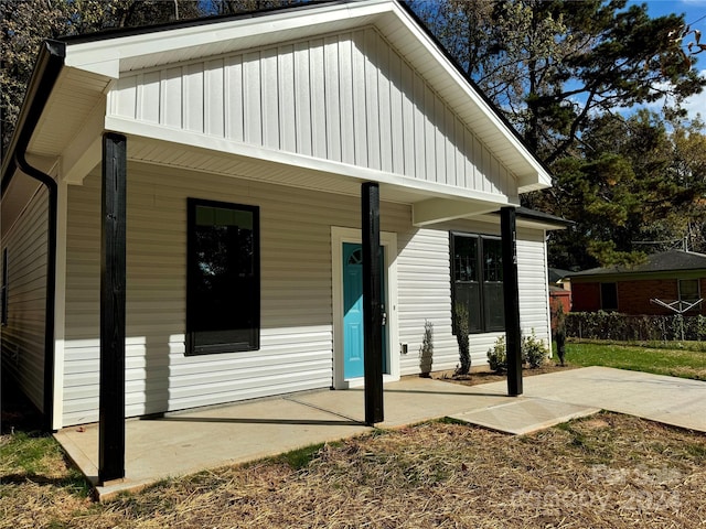 view of front of property with covered porch