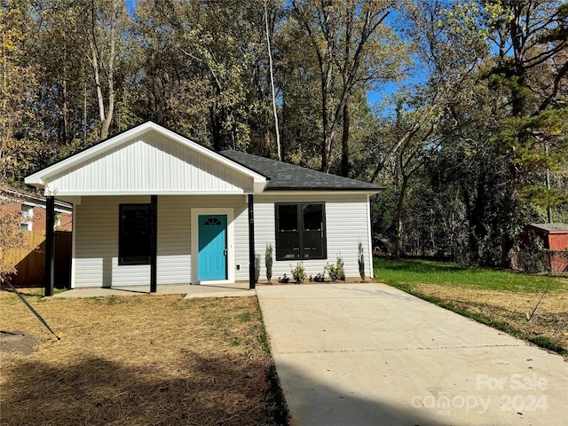 view of front of property featuring a porch and a front lawn