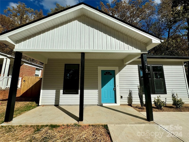 view of front of house featuring a porch