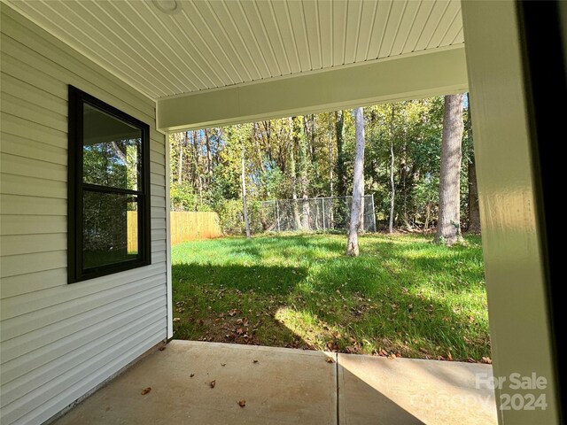 view of yard featuring a patio