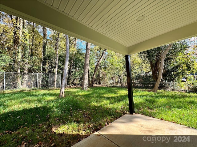 view of yard featuring a patio