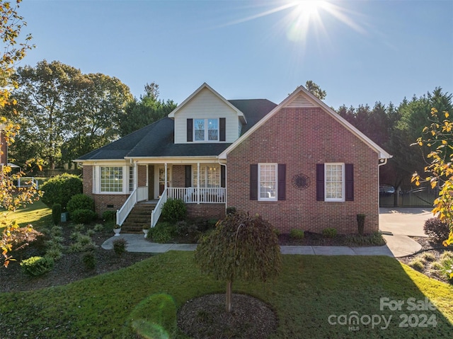 view of front facade featuring covered porch and a front yard