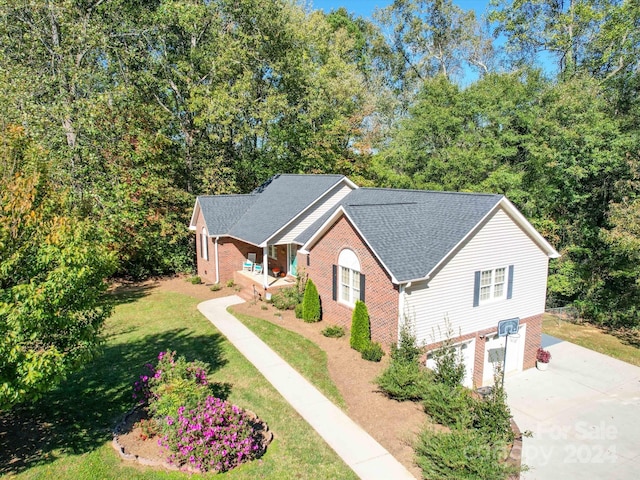 view of front of home featuring a front lawn and a garage