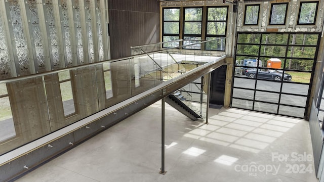 staircase featuring concrete flooring