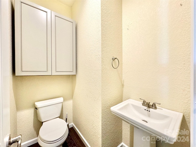 bathroom featuring sink and toilet