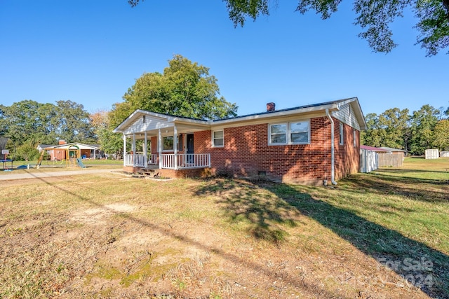 view of front facade featuring a porch and a front lawn