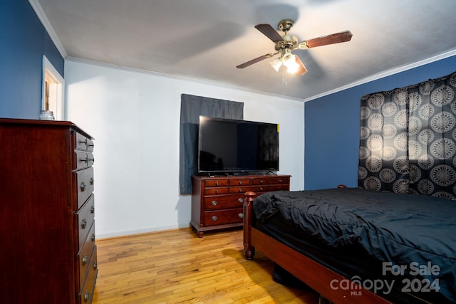 bedroom with crown molding, light wood-type flooring, and ceiling fan