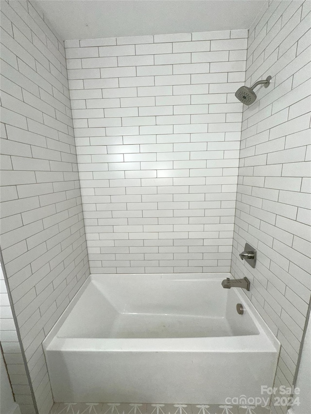 bathroom with tiled shower / bath