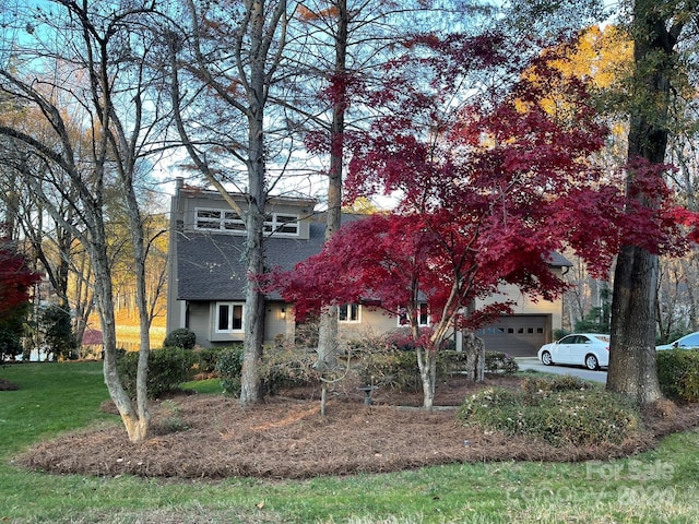 view of front of home featuring a garage and a front yard