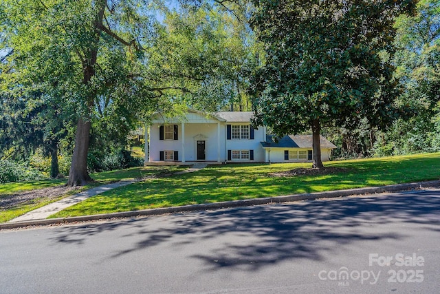 split foyer home featuring a front yard