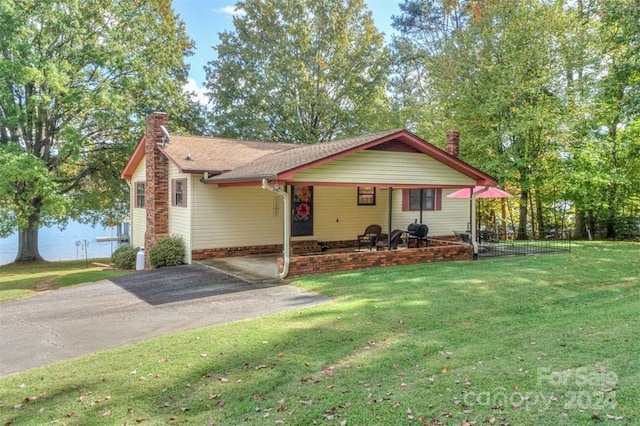 view of front of home with a front lawn