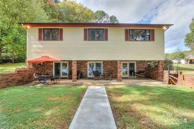 view of front of property featuring a patio area and a front yard