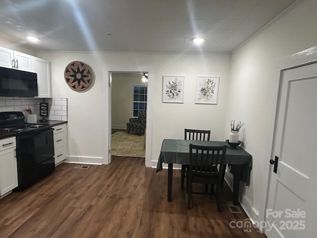 dining space featuring dark wood-style flooring, baseboards, and ornamental molding
