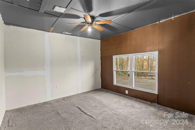 unfurnished room featuring carpet and ceiling fan