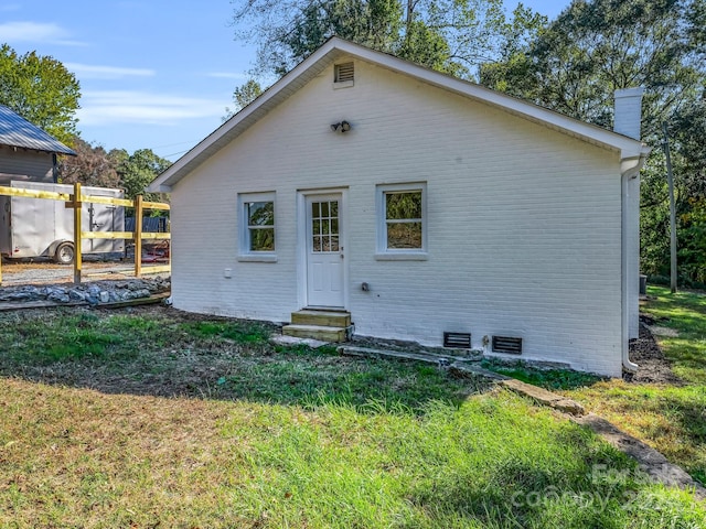 back of house featuring a yard