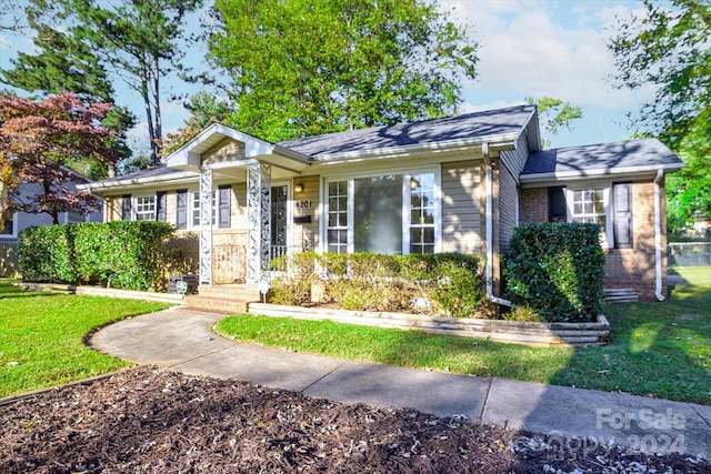 view of front of property featuring a front yard