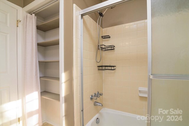 bathroom with shower / tub combo with curtain