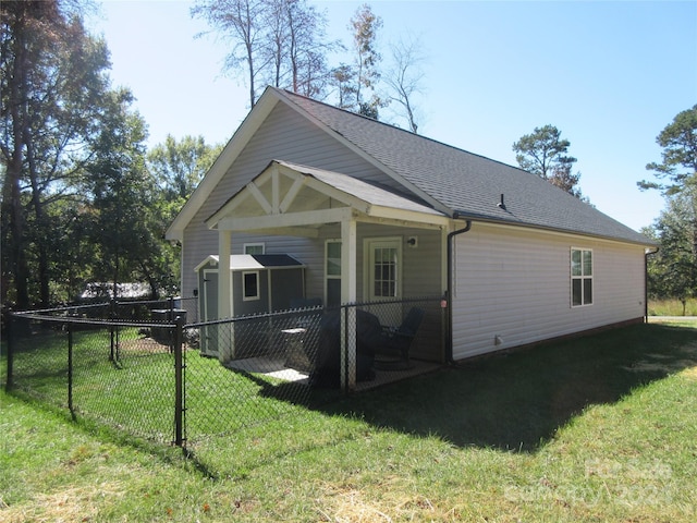 back of house featuring a lawn