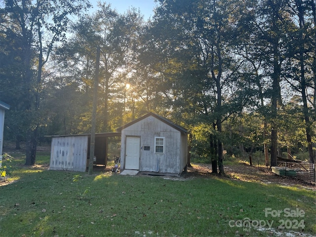 view of outbuilding featuring a yard