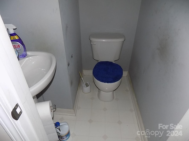 141 Rock Ridge Ln, Mount Holly, NC 28120 - bathroom featuring a sink, toilet, tile patterned floors, and baseboards