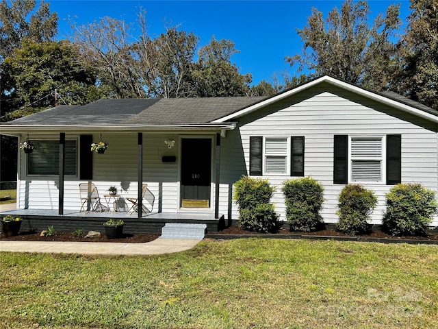 view of front of property featuring a front yard and a porch