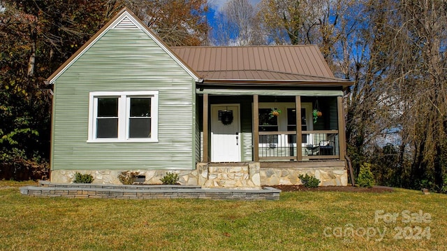 view of front facade with covered porch and a front yard