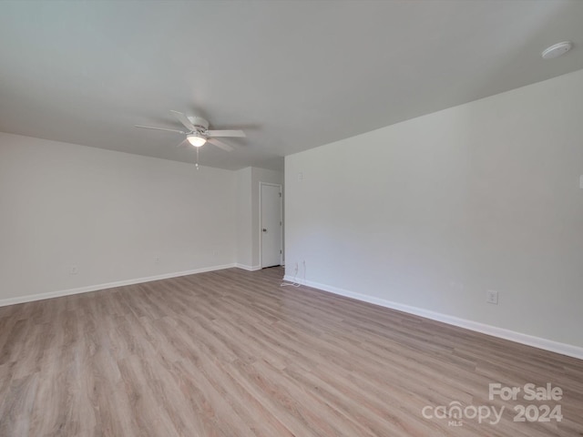 unfurnished room featuring light wood-type flooring and ceiling fan