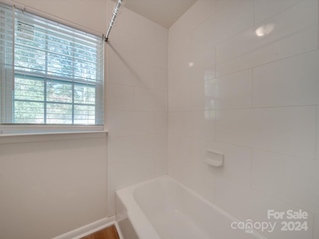 bathroom featuring tiled shower / bath