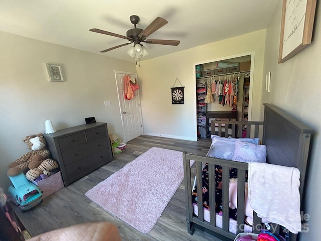 bedroom featuring ceiling fan, dark hardwood / wood-style floors, and a closet