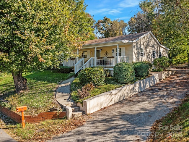 view of front facade with covered porch and a front lawn