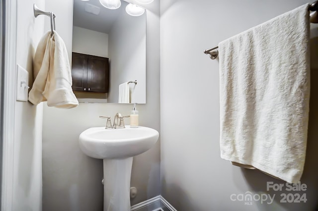 bathroom featuring sink