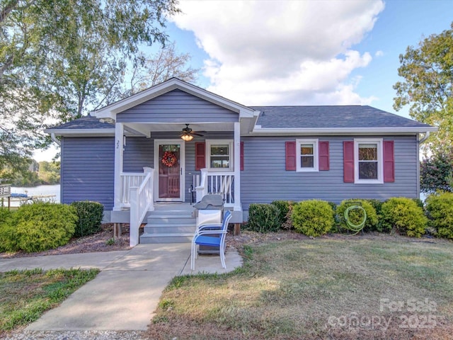 view of front of home featuring a porch, ceiling fan, and a front lawn