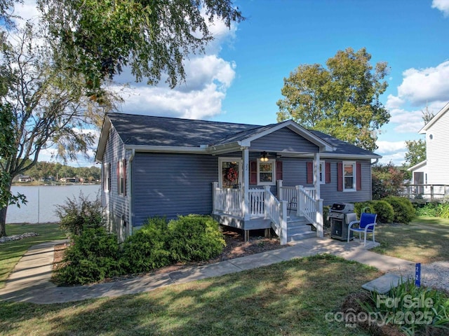 view of front of house with a front lawn