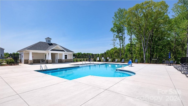 view of swimming pool featuring a patio