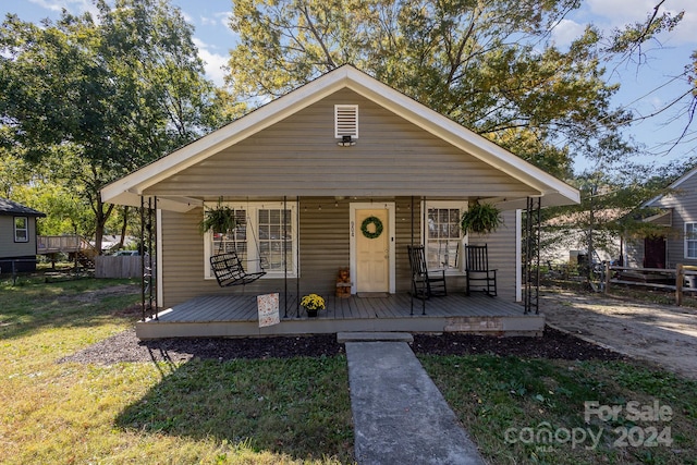 bungalow featuring a front lawn