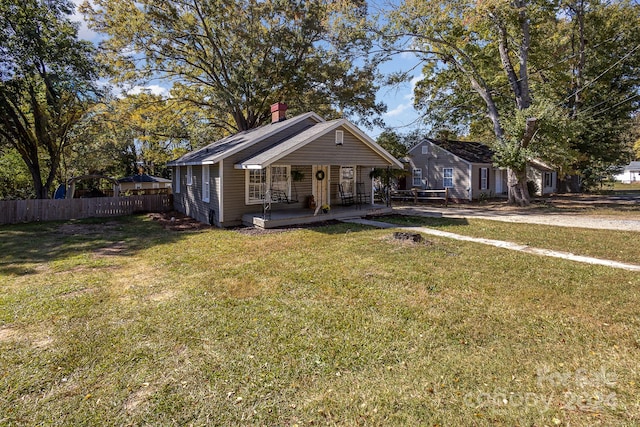 view of front of house featuring a front lawn