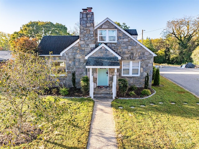 view of front of home featuring a front lawn