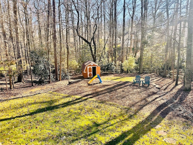 view of yard featuring a storage shed