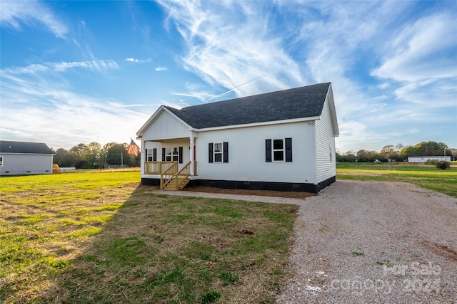 view of front facade featuring a front lawn and covered porch