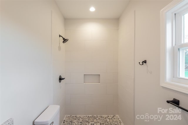 bathroom featuring tiled shower