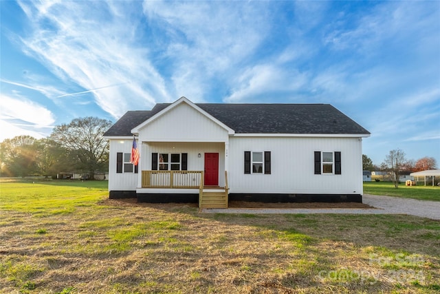 view of front of house featuring a porch and a front lawn