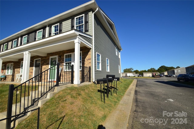 view of front facade featuring a front lawn and a porch