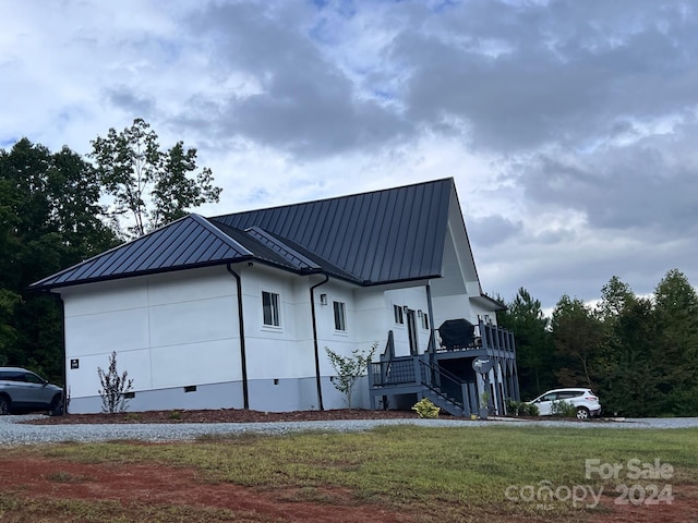 view of front of house with a front yard