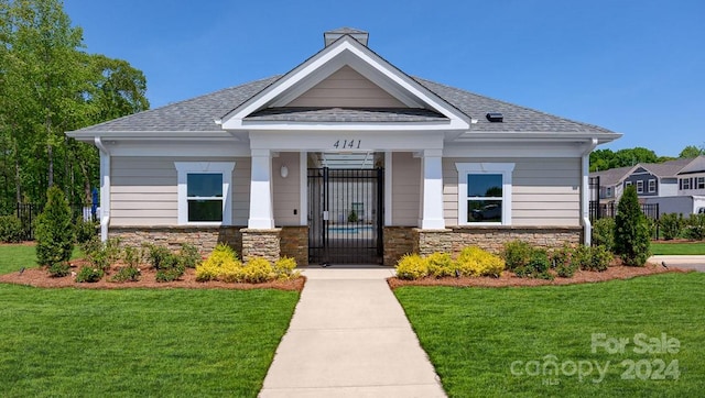 view of front facade featuring a front lawn