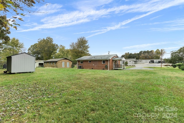 view of yard featuring a storage unit