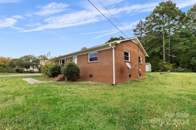 view of side of property featuring a lawn