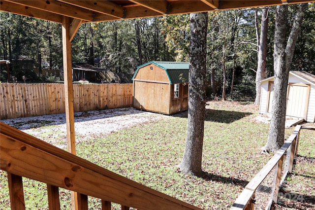 view of yard featuring a storage shed