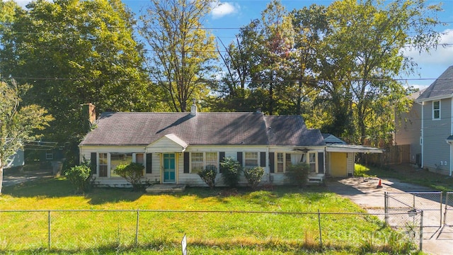 view of front of home featuring a front lawn